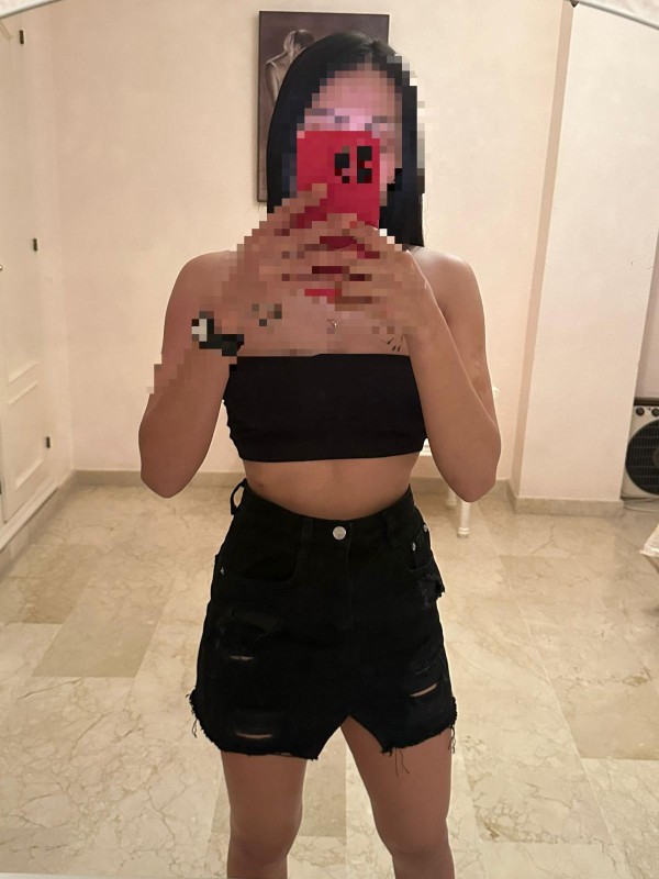 Jovencita delgada fiestera cariñosa