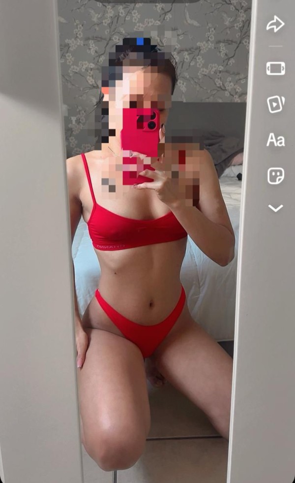 Jovencita delgada fiestera cariñosa