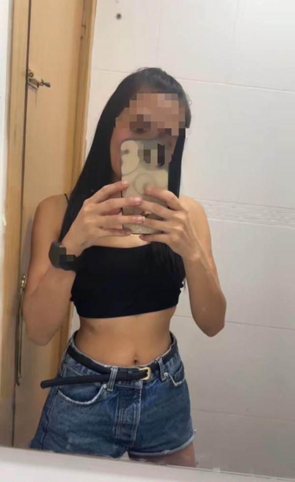 Jovencita delgada fiestera cariñosa