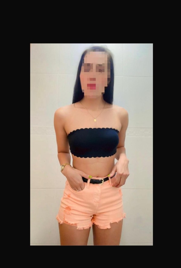 Jovencita delgada fiestera cariñosa