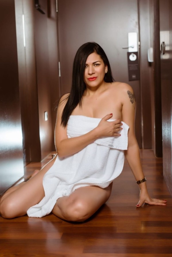 LETICIA PURA ELEGANCIA SENSUALIDAD Y MORBO INDEPENDIENTE