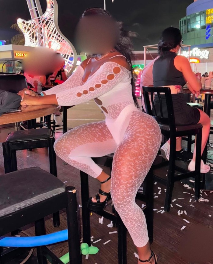 UNA REINA EN TU CAMA.. SALIDAS