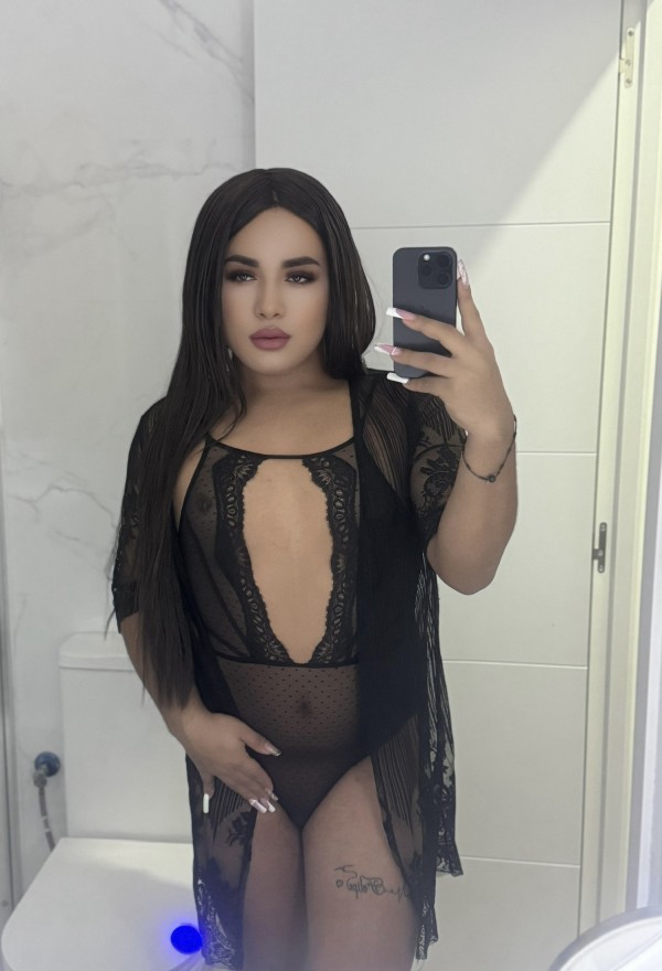 Divertida fiestera colombiana muy femenina