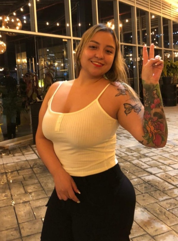 CHICA COLOMBIANA DE LUJO VIBRANTE