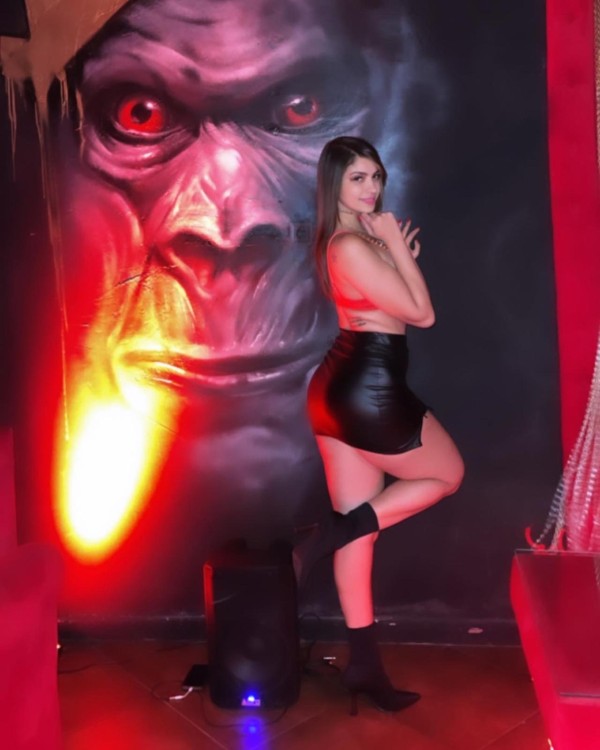 VICTORIA CON SEXY CULAZO
