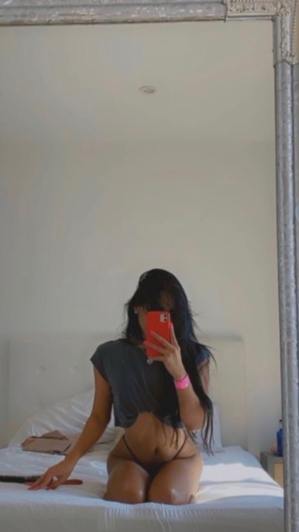 Recién llegada una chica joven femenina hermosa