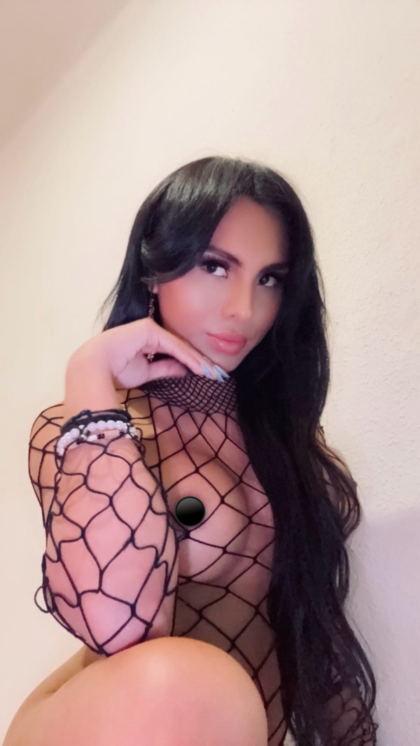 Recién llegada una chica joven femenina hermosa