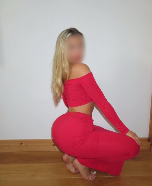 LAURA RECIÉN LLEGADA SEXY RUBIA CACHONDA COMPLACIENTE DELICIAS