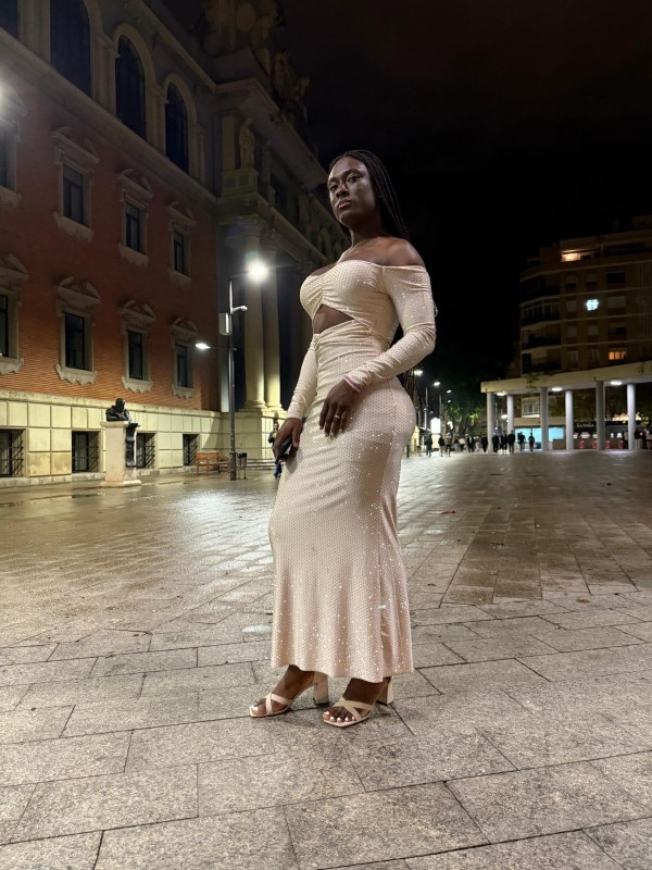 MORENA, FEMENINA, CALIENTE Y DISPUESTA A DISFRUTAR
