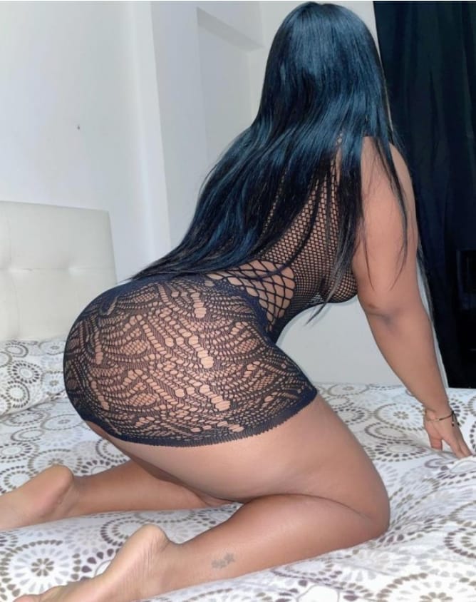 Sofia dominicana con muchas ganas sola en casa