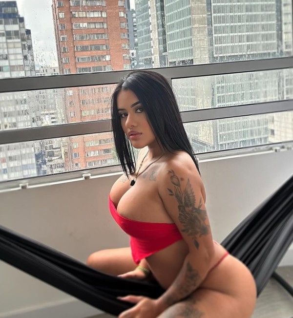 Latina fiestera por pocos días ¿vienes o voy?