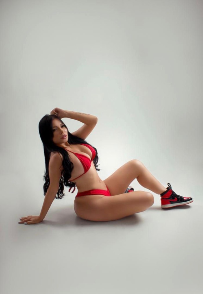 Ricas curvas, muy fiestera mi amor