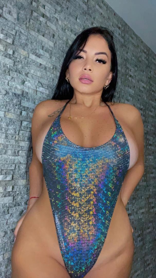 Ricas curvas, muy fiestera mi amor