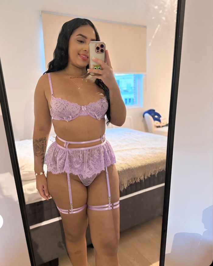 FLACA, SEXI, JOVENCITA DE 22 Y MUY CACHONDA