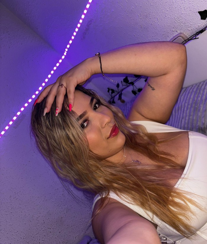 ESPECTACULAR CHICA CARIÑOSA Y TRAVIESA (VÍA JULIA)