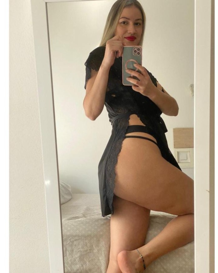 Rubia sensual amorosa cariñosa y muy cañera