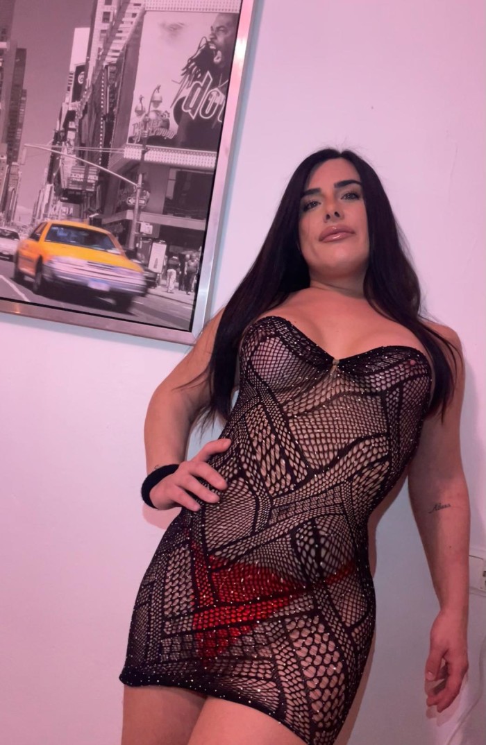 Gente. Sería. Solita. En casa. P