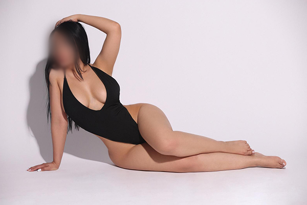 COLOMBIANA CON CURVAS MUY VICIOSA EN TORREVIEJA 24 H DE FIESTA
