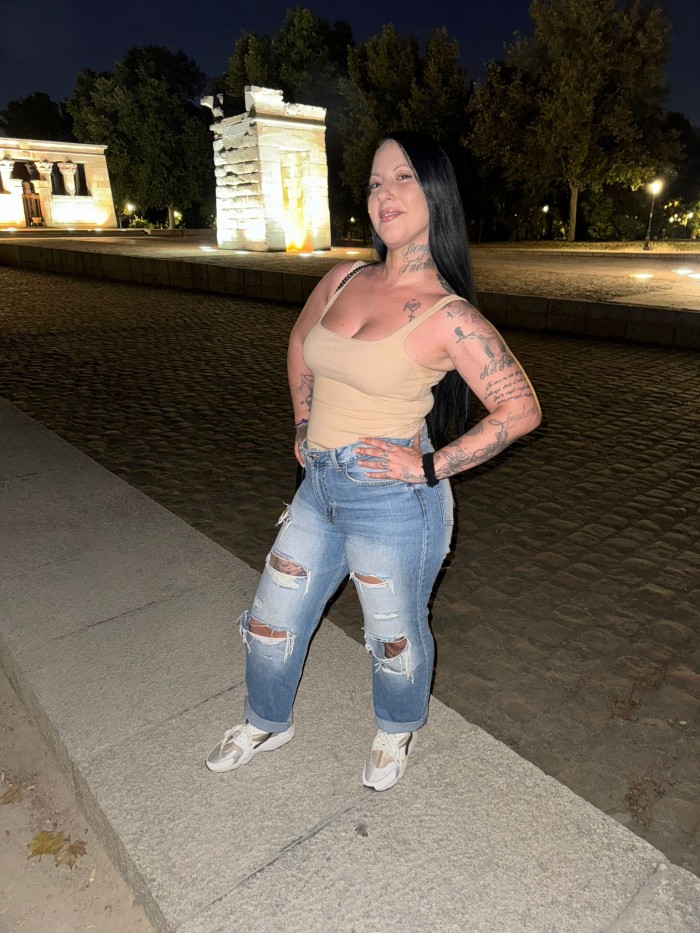 Masajista tatuada con curvas