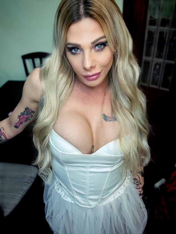 Latina rubia natural educada con sorpresa