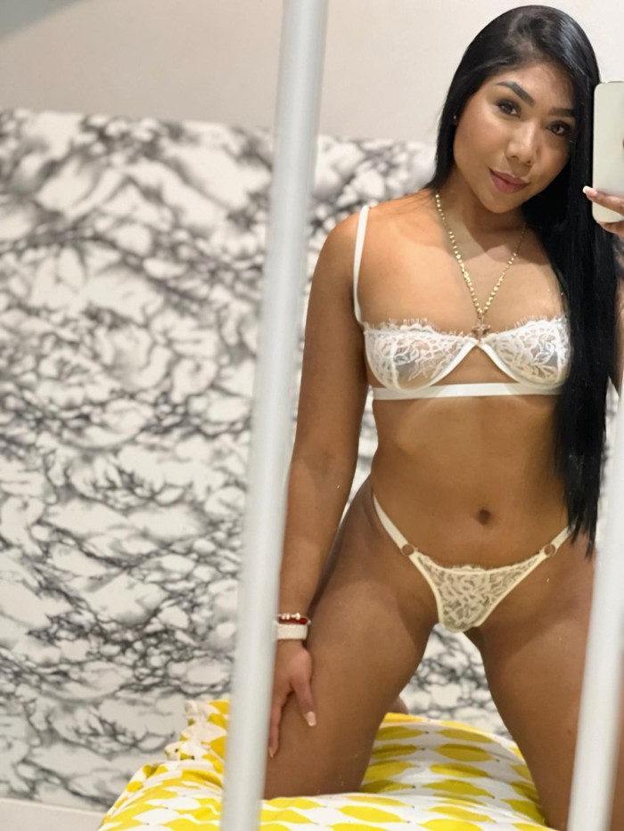 DELICIOSA LATINA DE 23 AÑOS Y PIEL CANELA