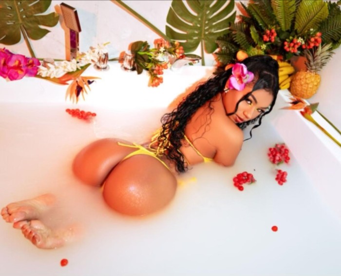 LA MAS PERRA TE MENEO MI CULO  Y TE SACO LA LECHE