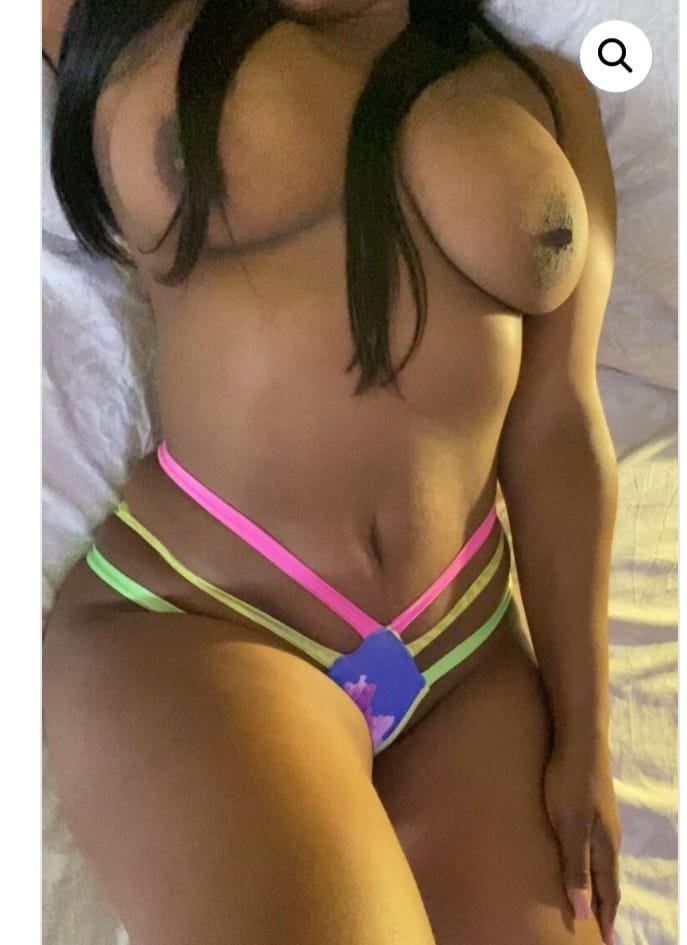 Hermosa Morenaza con un  muy grande