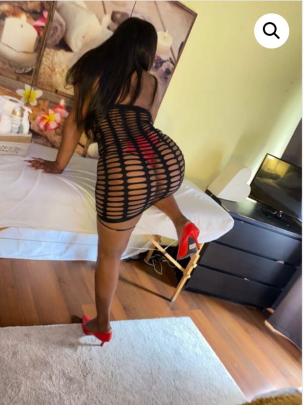 Hermosa Morenaza con un  muy grande