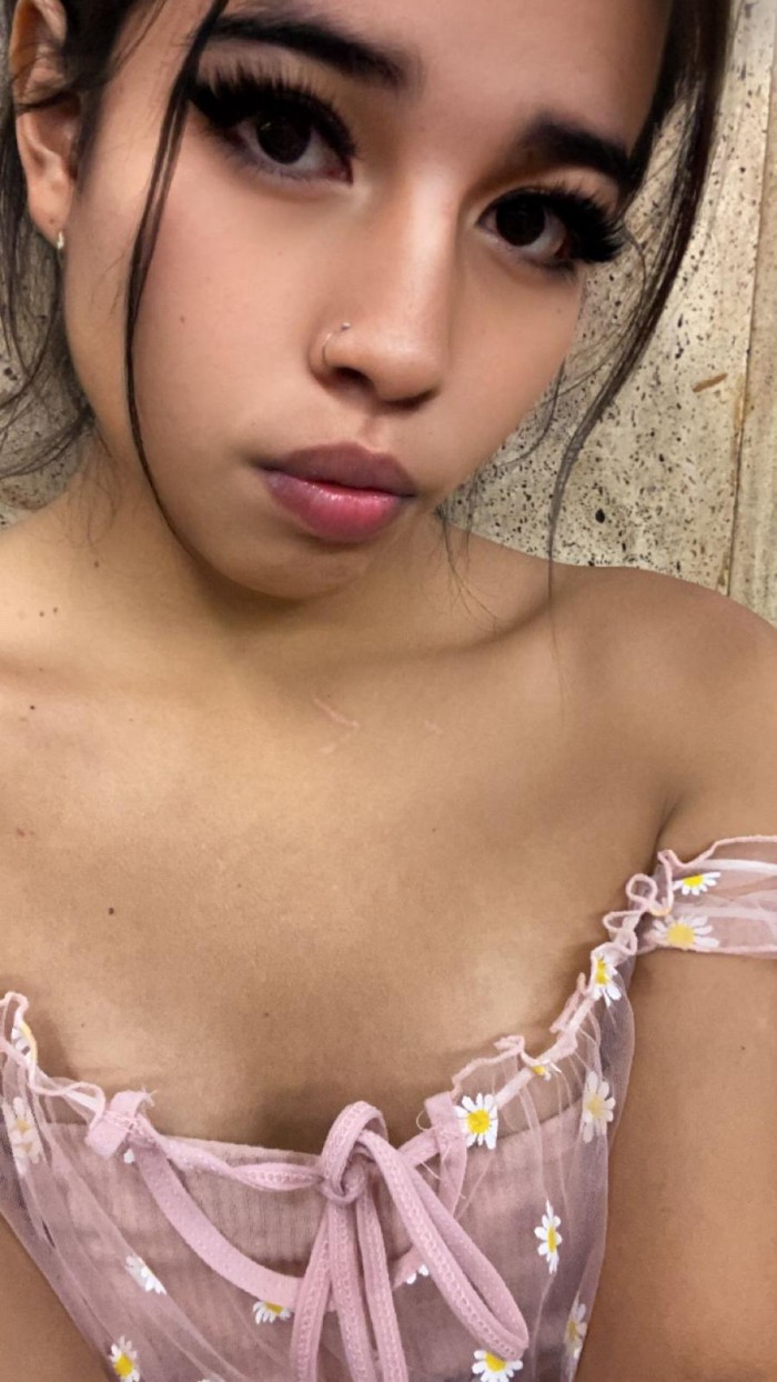 CARITA DE ÁNGEL PERO MUY TRAVIESA EN LA CAMA