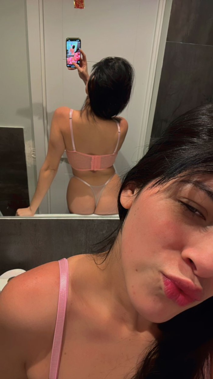FLACA LINDA MUY TREVIEZA LLLENA DE MUCHO MORBO