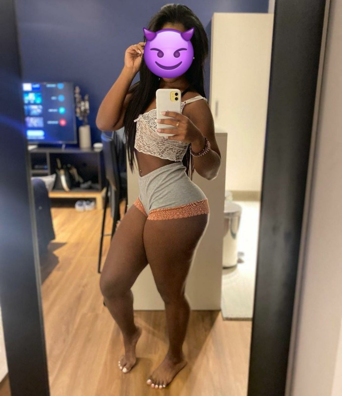 MORENA CACHONDA CON EL COÑO JUGOSO Y APRETADO