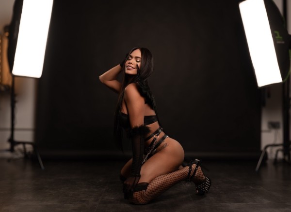 ANGELICA GIBSON – la muñeca más cara de la vitrina fiestera