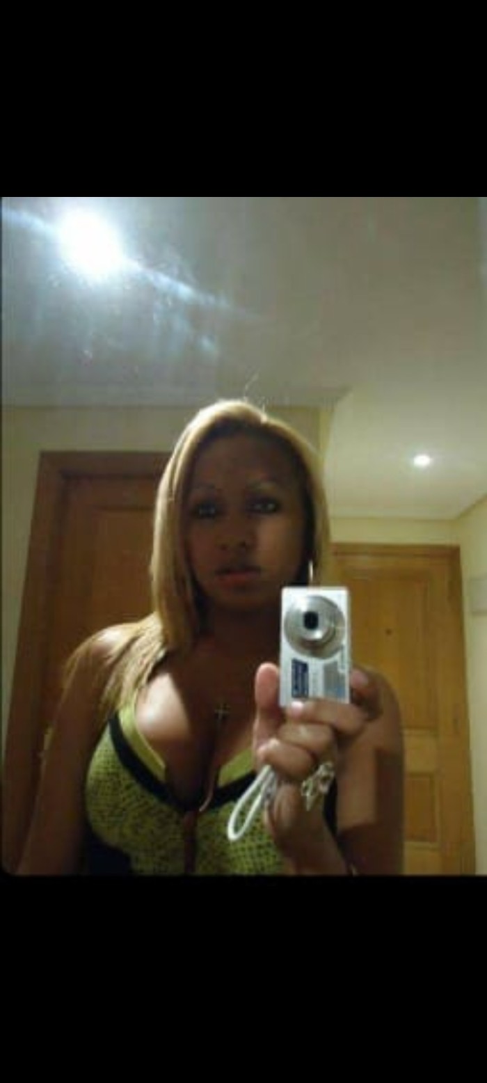 Bella travesty cachonda de fiesta