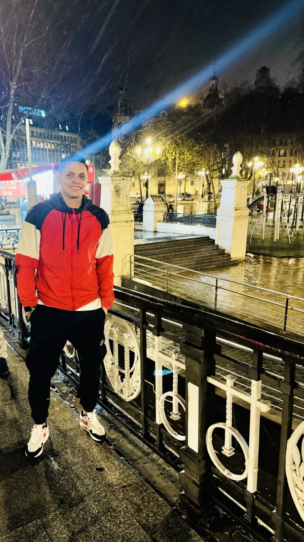 HERMOSO MODELO COLOMBIANO RECIÉN LLEGADO A TU PAÍS