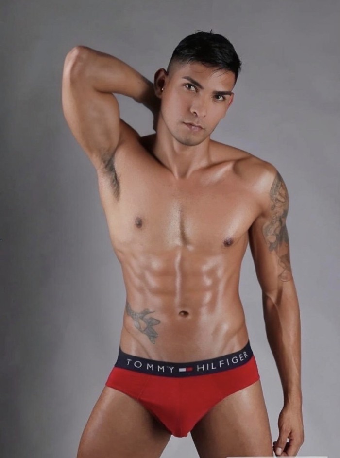 Guapo chico latino pollon