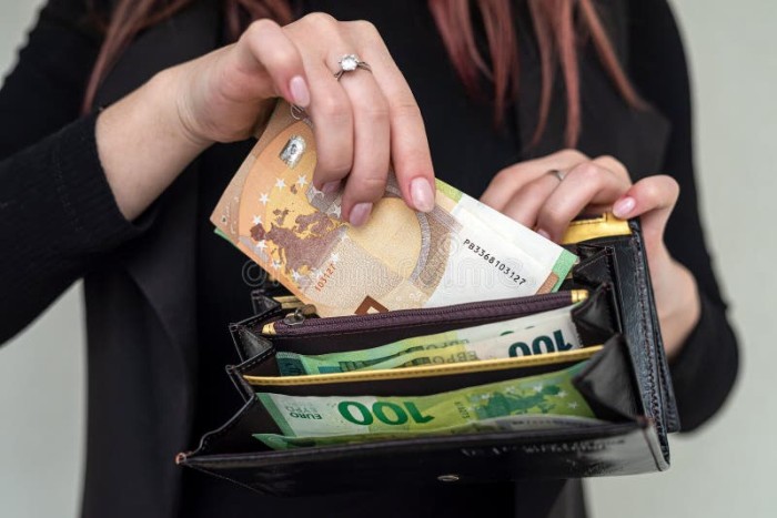 JOVEN, GUAPA Y CON AMBICIONES, PREGUNTA POR TRABAJ