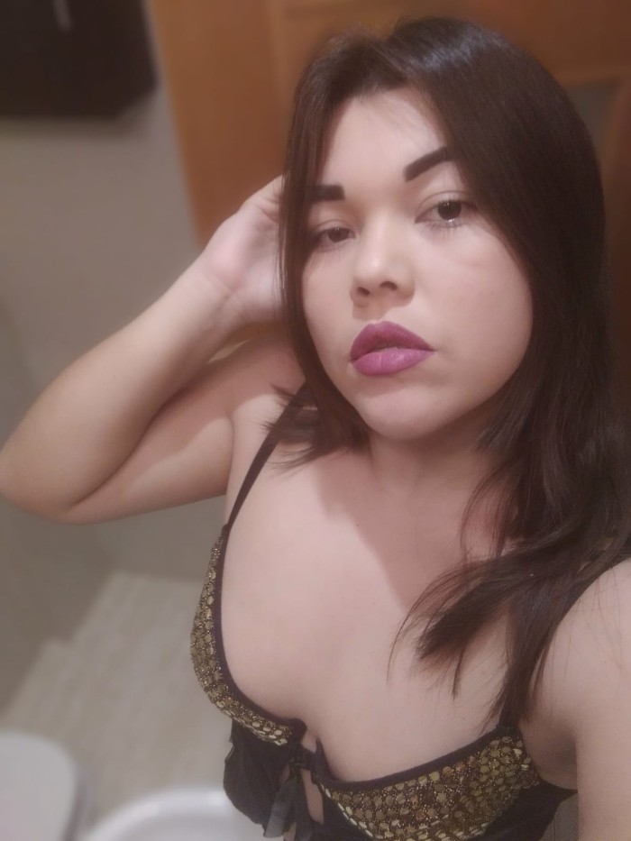 LINDA PUTITA CON CURBAS,CHUPA POLLAS HASTA EL FINA