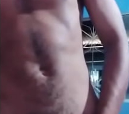 Chico latino ofrece sexo a abuela