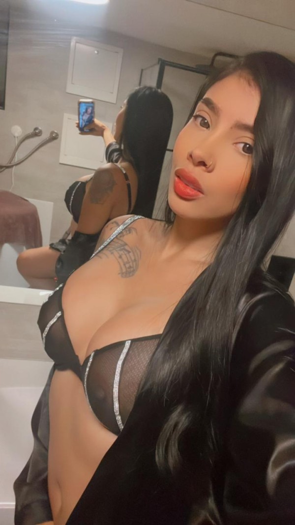 Sexi latina dispuesta a complacerte