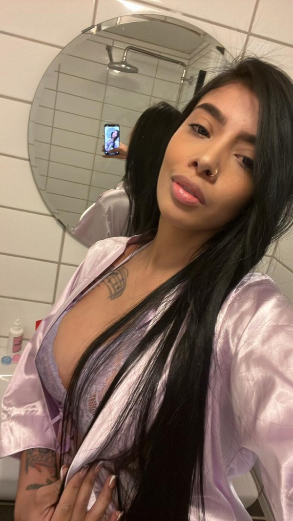 Sexi latina dispuesta a complacerte