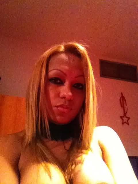 Cachonda viciosa sola en casa