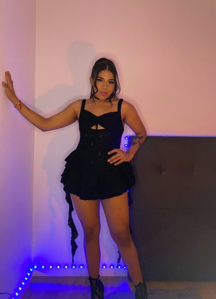 CHICA TRANS VERSATIL CON SITIO DISCRETO