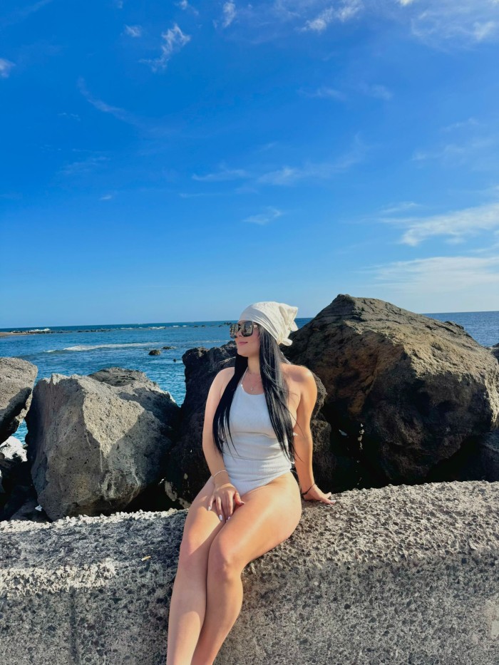 ARAFO GUAPA LATINA JOVEN SOLO SALIDA Y COCHE
