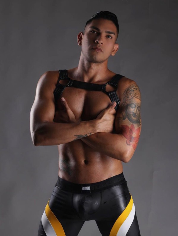 Guapo chico latino pollon