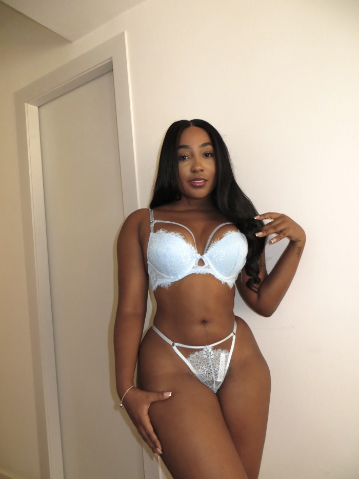 LATINA EN BUSCA DE PLACER / SALIDAS