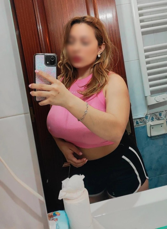 Española fiestera sedienta de leche