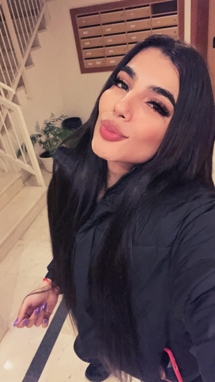 MUY FEMEMNINA CON ENORME DOTACION..SALIDAS 100e
