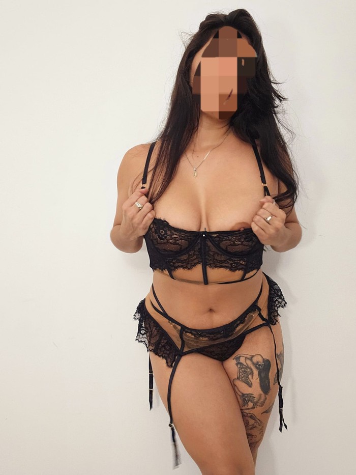 CALIENTE CON UN COÑO APRETADITO