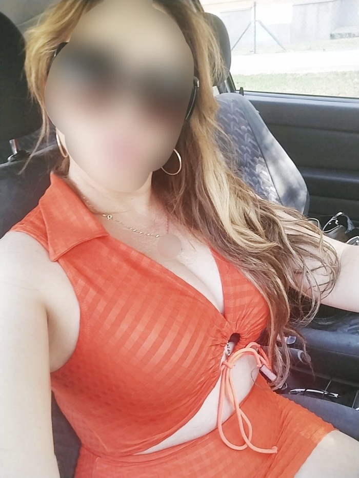 Mónica, espectacular madurita por Bormujos !