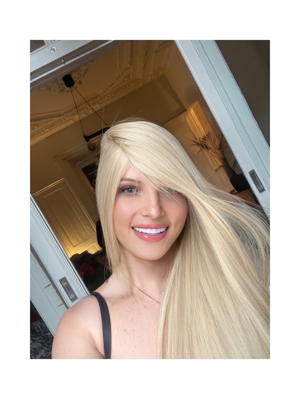 PRECIOSA RUBIA FEMENINA, CON MUCHA CLASE